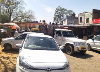 रेलवे स्टेशन के बाहर अवैध वाहनों का कब्जा Loharu News