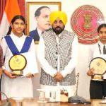 सीएम मान ने मेधावी छात्राओं को किया सम्मानित Chandigarh News