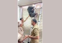 क्लिनिक में चोरी करने गया चोर, शटर और दीवार के बीच फंसा Ghaziabad News