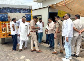 हांसी अनाज मंडी में गेट पास को लेकर हंगामा, घंटों इंतजार के बाद भी बाहर अटके किसान Hansi News