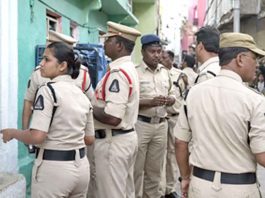 Hyderabad Police: हैदराबाद में पुलिस का अपराधियों पर शिकंजा, कमिश्नर ने घर पहुंचकर दी चेतावनी Hyderabad News