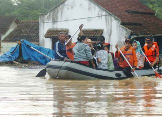 Indonesia Floods Impact: इंडोनेशिया में बाढ़ का कहर, हजारों लोग घर छोड़कर कर गए पलायन Indonesia News