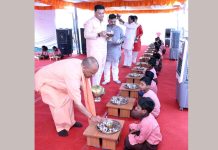 Yogi Adityanath: सीएम योगी पहुंचे स्कूल, बच्चों को बांटे गिफ्ट, ‘स्कूल चलो अभियान’ की शुरुआत Varanasi News