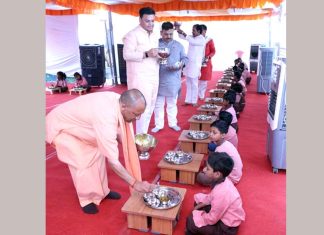 Yogi Adityanath: सीएम योगी पहुंचे स्कूल, बच्चों को बांटे गिफ्ट, ‘स्कूल चलो अभियान’ की शुरुआत Varanasi News